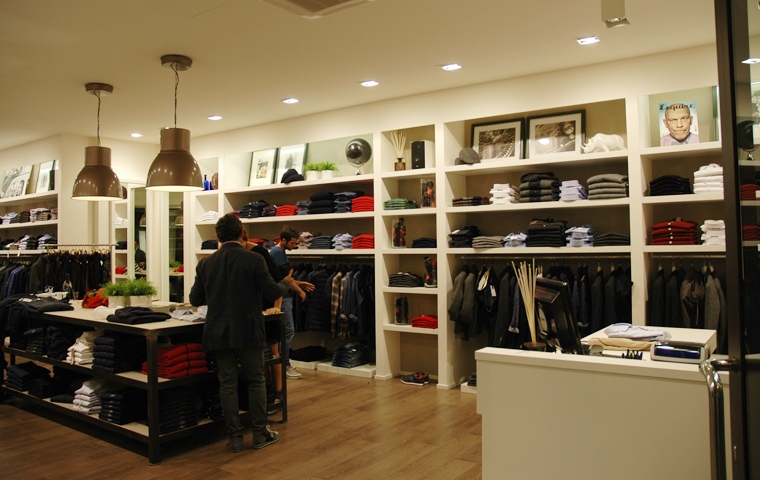 Negozio abbigliamento uomo Abbigliamento- scarpe -accessori MODA, QUALITÀ E RICERCA SI FONDONO IN 2 PIANI DI NEGOZIO DEDICATI SOLO AL GENERE MASCHILE. TANTI BRAND SIA DA RAGAZZO CHE DA UOMO.